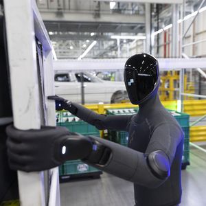 Figure 03 nimmt Bauteile unterschiedlicher Größe auf und sortiert sie in einen Sequenzierungswagen ein.(Bild:  BMW Group)