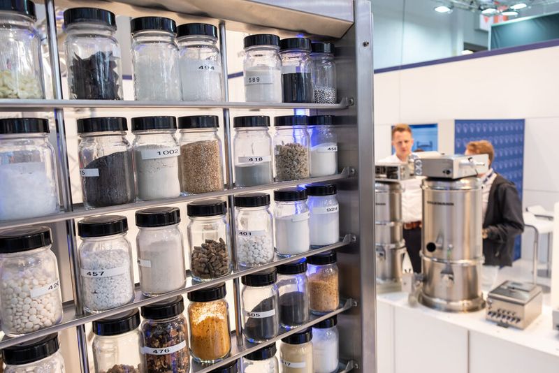 Der zentrale Treffpunkt für Experten der Verfahrenstechnik ist die Powtech vom 23. bis 25. September 2025 in Nürnberg. Von der Schüttgut- und Pulvertechnologie bis zu modernen Anlagentechniken – hier erwarten Sie innovative Lösungen für die mechanische Verfahrenstechnik und Partikeltechnologie. (Bild: NürnbergMesse / Thomas Geiger)