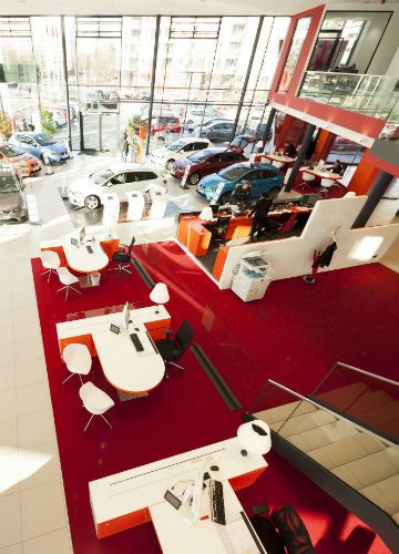 Die Verkäuferarbeitsplätze befinden sich in der Mitte des Ausstellungsraumes. (Foto: Seat Deutschland)