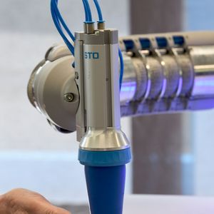 Keine Angst vor Kollaboration: Der Flex Shape Gripper arbeitet sensitiv und ist aufgrund der Pneumatik nachgiebig.(Bild:  Stefanie Michel)