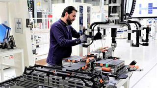 Blick in die Batteriezellenfertigung bei Volkswagen. Der Automobilhersteller plant weitere Fabriken zur Herstellung dieser Energielieferanten für Elektroauto & Co. Die nächste wird im spanischen Valencia enstehen, heißt es. Aber Batteriezellen seien nur ein Aspekt. (Bild: Volkswagen)