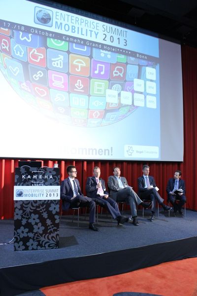 Auch das Publikum diskutierte rege mit, als es um das Mobile Arbeiten der Zukunft ging. Auf dem Podium (v.l.): Stratos Komotoglou, EBF; Wolfgang Schlegel, Modular Computer Systems; Jörg Sahlmann, Verreaux; Dr. Kai Höhmann, Seven Principles und Chairman Christian Walde-Sauer, App-raise. (Vogel IT-Medien)