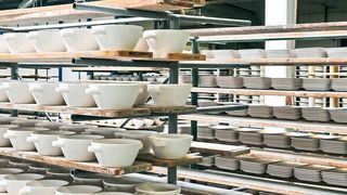 Das Brennen von Tellern und Tassen verbraucht viel Energie. Mit einer modularen Energiedatenerfassung kann der Verbrauch deutlich gesenkt werden. (Sebastian Ehrlich, Tema)