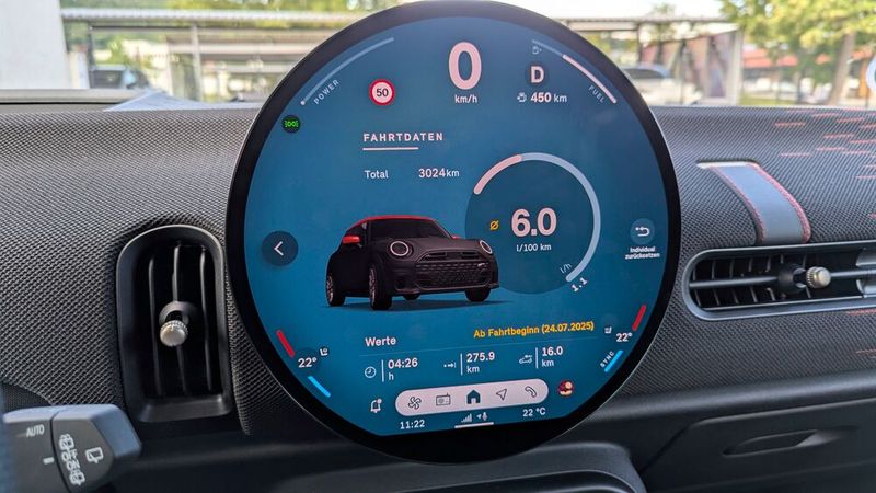 Andererseits hatten wir uns angesichts der modernen Motor- und Getriebetechnik auf der Landstraße einen deutlich kleineren Durst versprochen. Trotz langer Fahrt bei deutlich unter 100 Kilometern sank die Bordcomputerangabe nicht unter 6 Liter. (Bild: Rosenow – VCG)