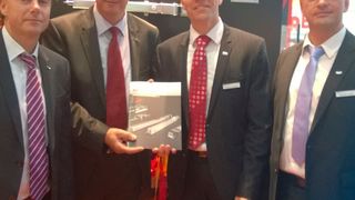 Freuen sich auf die Fortsetzung der erfolgreichen Zusammenarbeit (v.l.n.r.): Oliver Langanke, Director General Manager Sales Headquarters, THK, Heiko Vogel, Sales Manager DUS, THK, Stephan Strohm, Director Sales & Marketing, JAT und Stephan Preuß, Geschäftsführer JAT. (Bild: U. Drescher/konstruktionspraxis)