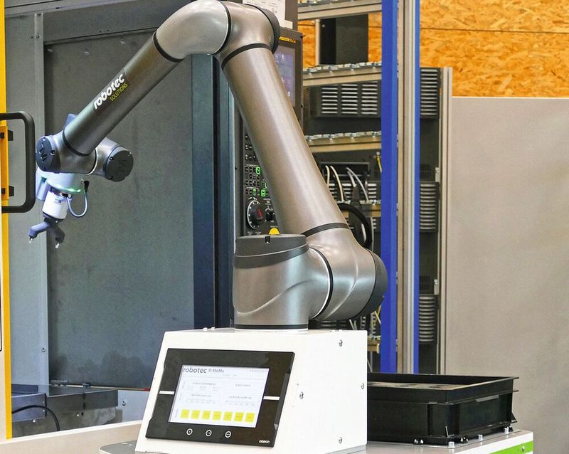 Der R-Moma ist eine Integration eines autonom fahrenden Roboters mit einem Cobot-Greifarm mit integrierter Kamera. (Bild:  Robotec)