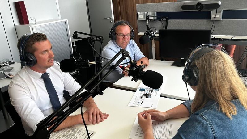 Autohändler sind für Kriminelle besonders interessant, wenn es darum geht, Geld aus illegalen Geschäften zu waschen. Warum das so ist, erklären Dr. Andreas Raschke (li.) von der Generalstaatsanwaltschaft Frankfurt/M. und Andreas Glotz von der Deutschen Gesellschaft für Geldwäscheprävention im Gespräch mit Silvia Lulei von »kfz-betrieb«.(Bild:  VCG - Simon)