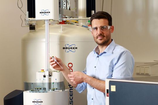Juniorprofessor Dr. Fabian Jirasek forscht in Kaiserslautern zu maschinellem Lernen (ML) in der Verfahrenstechnik. Dabei sollen neue hybride Modelle für die Vorhersage der Eigenschaften von Stoffgemischen entwickelt werden. Physik und künstliche Intelligenz geben sich dabei die Hand.(Bild:  TUK / Koziel)