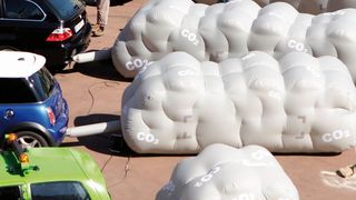 Der CO2-Ausstoß ist noch zu hoch, doch Daimler und BMW erwarten, die Ziele für 2021 erreichen zu können. (Bild: Greenpeace / Fred Dott)