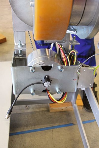 Multiturngeber RSM-2800. Der mit nur  28 mm Durchmesser sehr kompakte Sensor ist an den Lenkantrieben angebracht und benötigt nur wenig Einbauplatz.  (Beldrive)