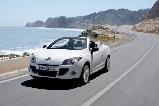 Im Vergleich zum kargen, kantigen Vorgänger setzt Renault beim neuen Coupé-Cabriolet auf fließende Linien und hochwertige Materialien. (Archiv: Vogel Business Media)