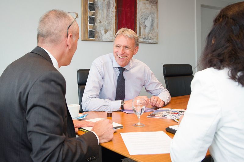 Studer-Geschäftsführer Fred Gaegauf (mi.) im Interview mit SMM-Publisher Matthias Böhm (li.) und Redaktorin Anne Richter (re.). (Bild: Thomas Entzeroth)