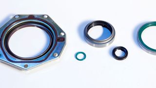 Im Gegensatz zu KBT-Radial-Wellendichtringen dichten die KBT-Axial-Wellendichtringe die Dichtlippe nicht auf der Welle, sondern an einem Gehäuseteil in axialer Richtung. (Knapp Wälzlagertechnik)