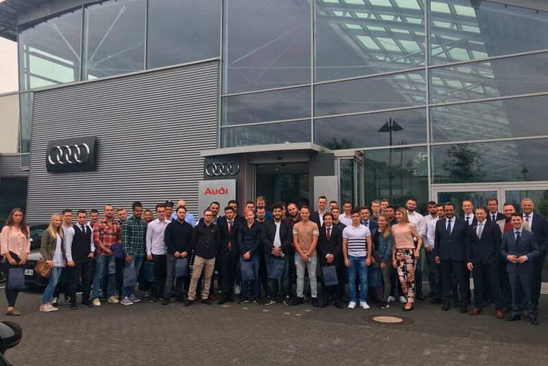 49 junge Menschen starteten im August eine Ausbildung bei Tiemeyer. Sie und ihre Familien waren zum Azubi-Start-Tag ins Audi-Zentrum Bochum eingeladen.  (Tiemeyer)