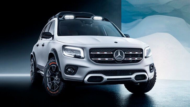 Der Mercedes-Benz GLB aus dem Frühjahr 2019 mit Suchscheinwerfern auf dem Dach und grobstolligen Geländereifen. (Bild: Auto-Medienportal.Net/Daimler)