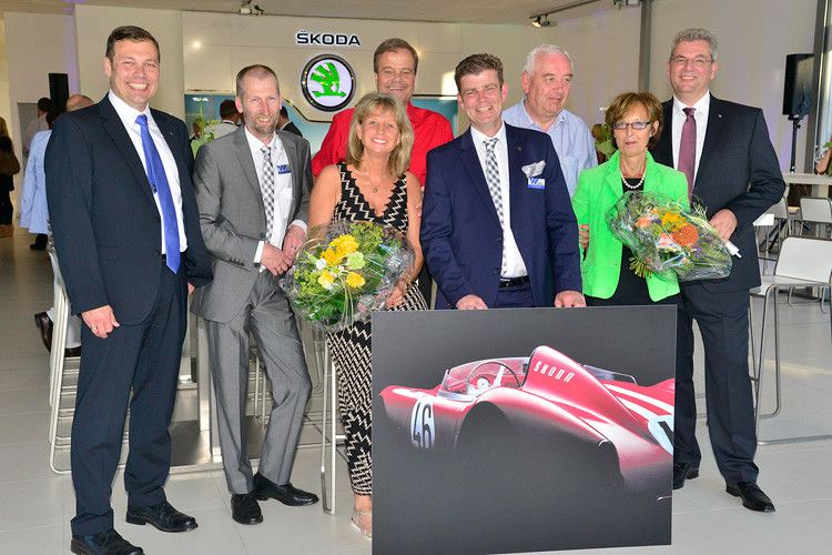 Gratulation zur Neueröffnung: Bernhard Krebs, Gebietsleiter Vertrieb Skoda Auto Deutschland GmbH (li.), gratulierte den Wichert-Geschäftsführern Bernd Glathe (4. v. li.) und Bernd Kußmaul (2. v.re.) zur Entwicklung des Standorts. (Foto: Auto Wichert/Martin Brinckmann)