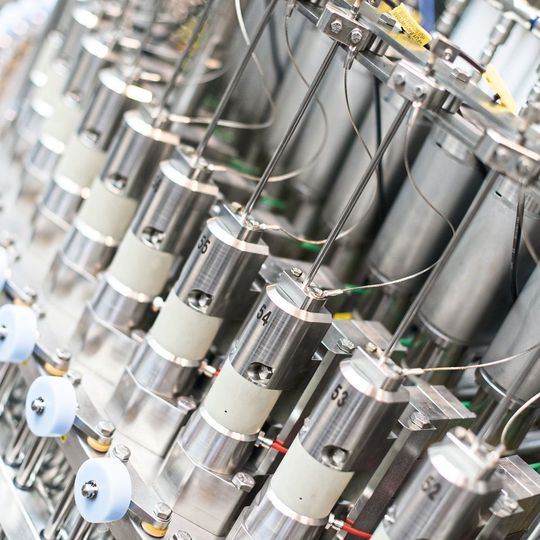 Das Füllsystem Modulfill HES wurde vom Einlauf über das Füllen und Verschließen bis hin zum Auslauf überarbeitet. Sicherheit, Bedienerfreundlichkeit, Platzersparnis und Hygiene stehen im Zentrum der Weiterentwicklung.(Bild:  Krones AG)