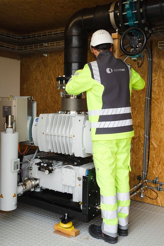 Am Projekt beteiligt ist Leybold – mit Rat und Tat sowie seinen Vakuumpumpen.(Bild:  EuroTube/Leybold)