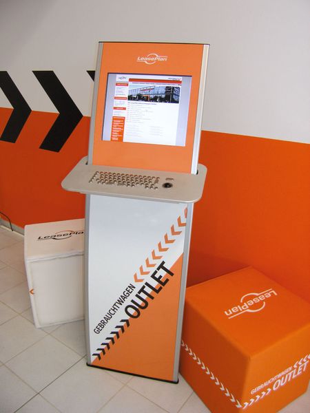 An einem Terminal können sich Besucher über das gesamte Fahrzeugangebot von Leaseplan Deutschland informieren. (Archiv: Vogel Business Media)
