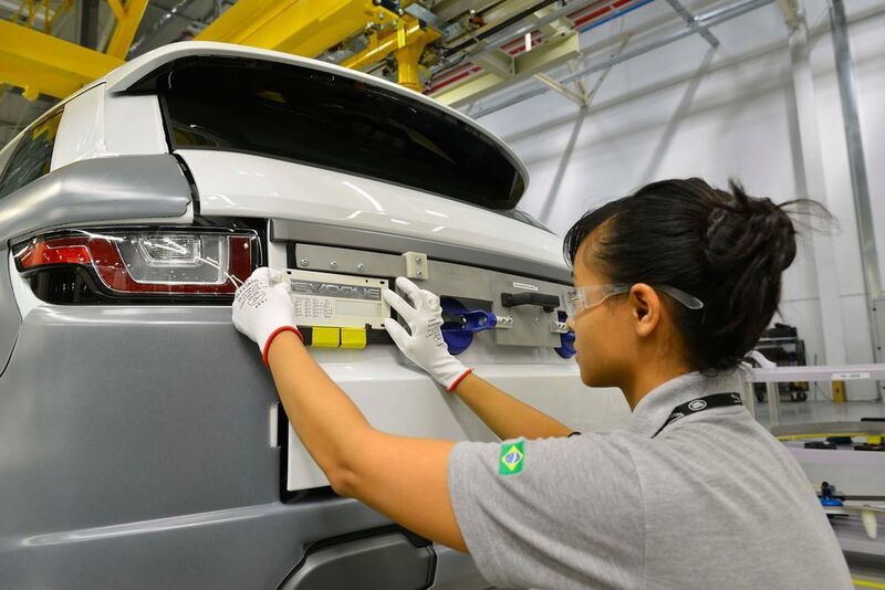 Das Investitionsvolumen für das neue Werk betrug mehr als 305 Millionen Euro (240 Millionen Pfund Sterling). (Jaguar Land Rover)