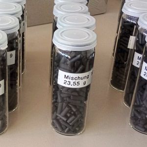 Die Komposit-Aktivkohlen vom Fraunhofer-Institut „Umsicht“ weisen im Vergleich zu herkömmlichen granulierten Aktivkohlen eine dreifach höhere elektrische Leitfähigkeit auf.(Bild:  Fraunhofer UMSICHT)