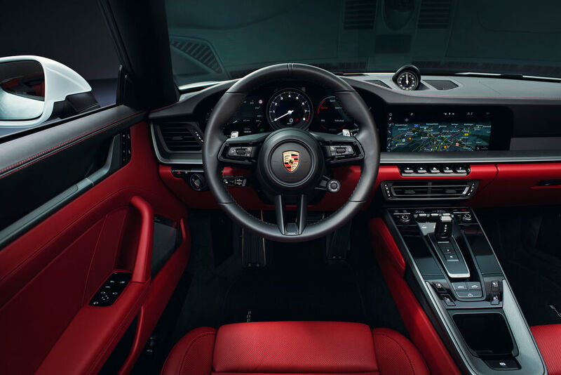 Die Serienausstattung teilt sich das Fahrzeug nahezu unverändert mit dem 911 Carrera S.  (Porsche)