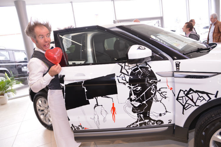 Bei der Neueröffnung wurde das Artcar Range Rover Evoque des Künstlers Torsten Russ enthüllt. Es diente auf der Feier auch als Kulisse für das Rahmenprogramm. (Foto: AH Am Eichberg/Land Rover)