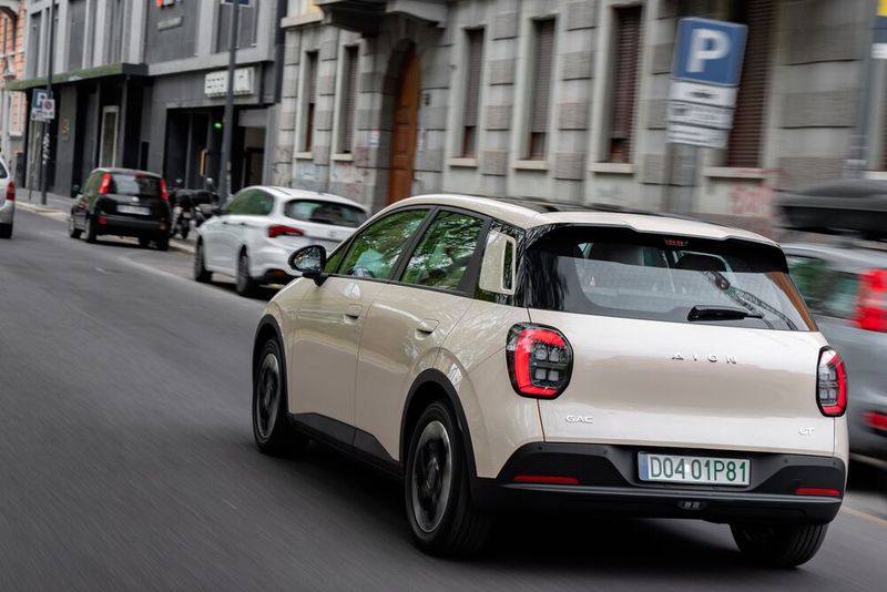 Entfernt erinnert der Aion UT an einen Mini (Bild: GAC)