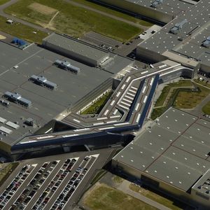 Das BMW-Werk Leipzig befindet sich auf einem 208 ha großen Betriebsgelände und ist sternförmig strukturiert. Alle Arbeits- und Kommunikationsprozesse sind eng miteinander verzahnt und hochflexibel.