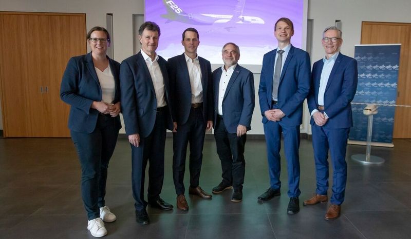Isabell Gradert, Vice President Research & Technology bei Airbus Germany, Dr. Markus Fischer, DLR-Bereichsvorstand Luftfahrt, Dr. Kristof Risse, DLR-Programmdirektion Luftfahrt und Leiter des Virtual Product House, Hans-Georg Tschupke, Abteilungsleiter Industrie, Innovation und Digitalisierung bei der Bremer Senatorin für Wirtschaft, Häfen und Transformation, Dr. Andreas Bierig, kommissarischer Direktor des DLR-Instituts für Flugsystemtechnik, Michael Kalbow, Standort- und Werksleiter bei Airbus Bremen (vlnr) (Bild: Jens Lemkühler | DLR)