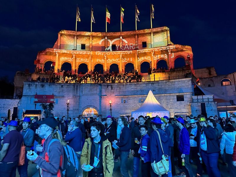 Wieso stehen alle Schlang? Der Hunger macht sich bemerkbar und jeder steht für eine Putenwurst oder vegane Currywurst an. (Bild: Vogel IT-Medien GmbH)