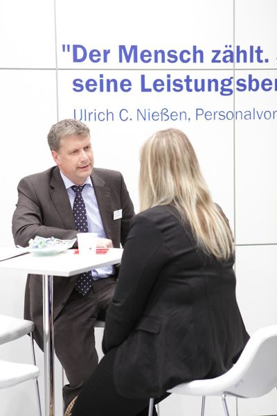 Absolventenkongress 2011: Gespräch auf einem von 300 Messeständen. (Bild: Staufenbiel)