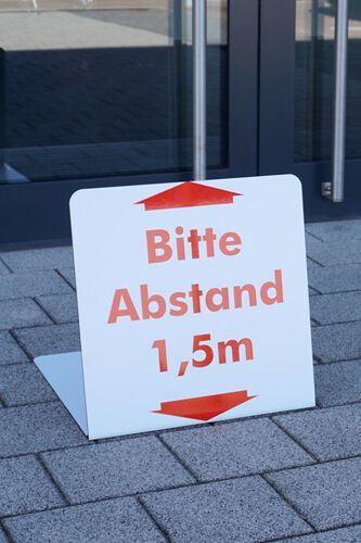 Auch die quadtratischen Schilder (40x40 cm) weisen den Kunden auf den Mindestabstand hin. Wie auch bei den Aufklebern sind hier unterschiedliche Formate und Varianten verfügbar. (Bild: Signal Design)