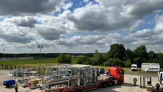 Vom Sattelschlepper ging es per Kran an den Standort auf dem Kavernenplatz von EWE in Rüdersdorf. (Bild: Nadine Auras)