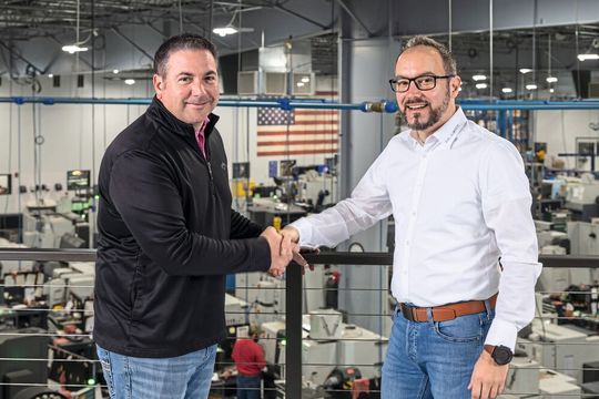 Nick Viggiano, Präsident von Continental Diamond Tool, und Christoph Müller, Vertriebsleiter von Dr. Kaiser, besiegelten die neue strategische Partnerschaft.(Bild:  Dr. Kaiser Diamantwerkzeuge)