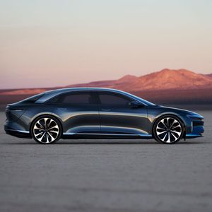 Das Luxus-E-Auto hat ein 900-Volt-Bordnetz und soll im Idealfall pro Minute Energie für 32 Kilometer laden können.(Bild:  Lucid Motors)