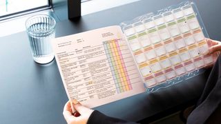 Die Blister-Karte des neuen Knapp-Systems besteht aus einnahmefertigen Behältern. Enthalten sind auch patientenindividuelle Anweisungen zur Einnahme der Medikamente. (Bild: Knapp)