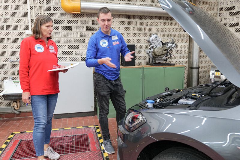 Felix Heinisch aus Thüringen erläutert hier der Expertin Isabell Rust, auf welche Punkte er bei der Annahme eines Gebrauchtwagens achtet. (Bild: Schmidt - VCG)