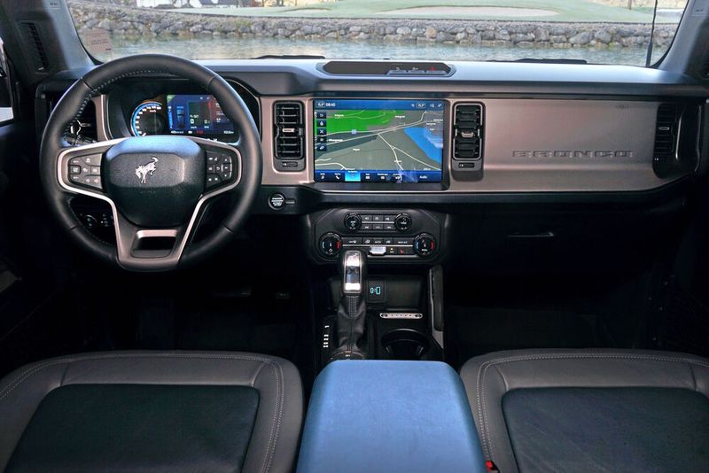 Zu loben ist die Digitalausstattung. Der übliche große Bildschirm ist ansehnlich mittig in das recht steile Armaturenbrett verpackt. Carplay und Co. verbinden sich schnell und zuverlässig. (Bild: Ford)