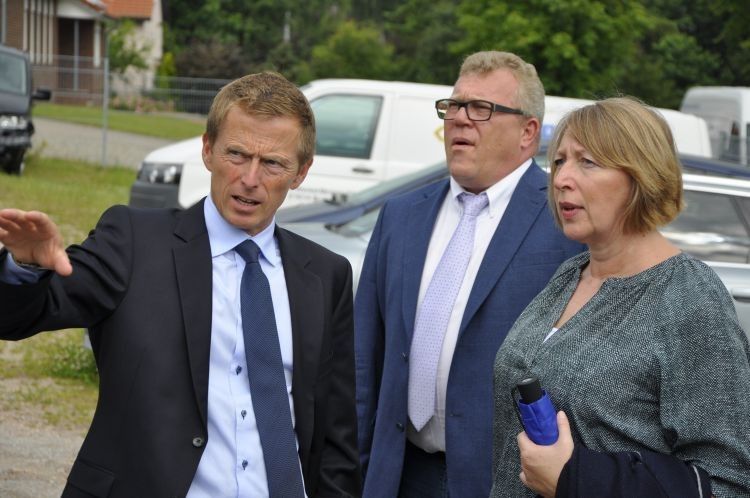 Oliver Bohne führt die Jurymitglieder über das große Gelände des Autohauses. (Foto: Richter)