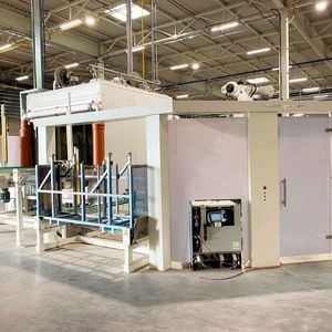 Blick auf die Reinigungsanlage für Batteriewannen, wie sie MTM entwickelt hat. Das erste Bild zeigt den Roboter, der die Bauteile automatisch durch die Tauchbäder fördert.(Bild:  Th. Isenburg)