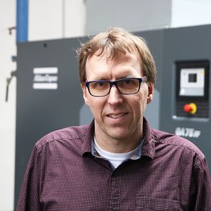 „Vor etwa zehn Jahren haben wir einen ersten drehzahlgeregelten Kompressor nach Lorch geholt. Die Energieeinsparungen waren so erheblich, dass wir in der Folge mehrere alte, ungeregelte Kompressoren anderer Hersteller gegen moderne und effizientere GA-Schraubenkompressoren von Atlas Copco ausgetauscht haben“, erklärt Thomas Schmitt. 