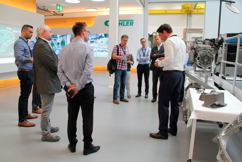 Silvan Halter, Geschäftsführer der Wagner AG präsentiert Sender- und Empfängergerät, die in die Stossstange eingebaut werden. (Giesserei Verband)