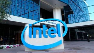 Das Logo des Unternehmens am Intel-Hauptstandort in Santa Clara. Das amerikanische Chip-Unternehmen schließt seine ehelaigen Modem-Entwicklungsstandorte in Duisburg und Nürnberg. Die Schließung ist eine Folge aus dem Ende des Patentrechtsstreits zwischen Apple und Qualcomm. (Bild: Intel)