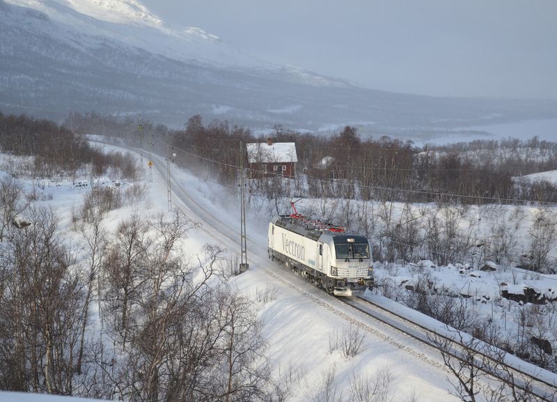 Das Bild zeigt die Wechselstrom-Variante Vectron AC auf einer Testfahrt im Februar 2012 südlich von Torneträsk, Schweden. (Siemens)