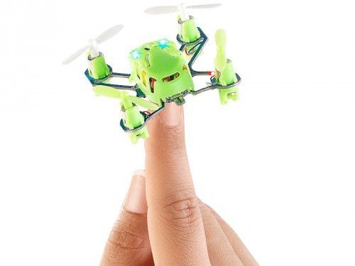 Flugspaß garantiert: Der ultraleichte Quadrocopter wird von 4 leistungsstarken Rotoren angetrieben und verfügt sogar über LED-Beleuchtung für Abendflüge. Von Loopings bis hin zu Flips – beeindrucken Sie Ihre Kollegen mit spektakulären Stunts oder treten Sie in einem Wettbewerb gegeneinander an. Der Quadrocopter lässt sich über eine Fernbedienung steuern und verfügt über drei Empfindlichkeitsstufen, sodass von Anfängern bis Profis alle auf ihre Kosten kommen. Bei Arktis.de kostet das Fluggerät 34,90 Euro.  (Bildquelle: Arktis)