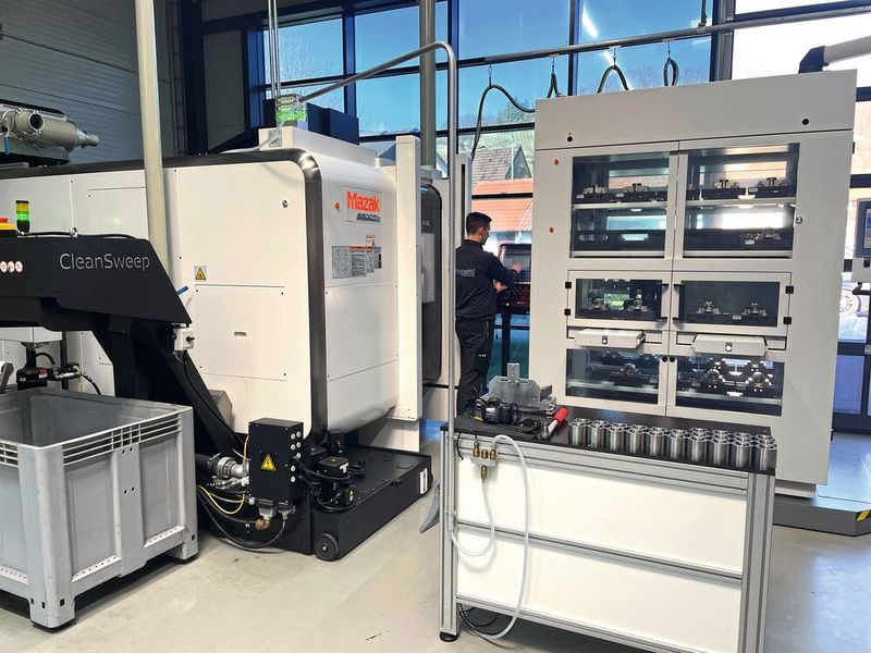 Der Palettenwechsler verfährt auf einem Wagen. Er wird für die Bearbeitung vor den Arbeitsraum der Maschine geschoben. (Bild: Andrea Jäger)