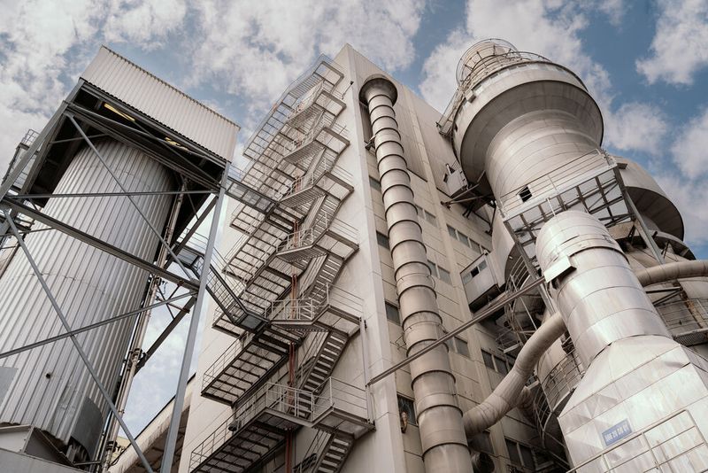 In einem solchen Sprühturm konnte Henkel den Energieverbrauch eines schon weitgehend optimierten Verfahrens abermals senken. (Bild: Schneider Electric)