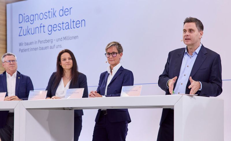 Pressekonferenz anlässlich der Grundsteinlegung für das neue Diagnostik-Produktionszentrum in Penzberg (v.l.n.r. Prof. Dr. Hagen Pfundner, Vorsitzender der Geschäftsführung der Roche Deutschland Holding, Daniela Kahlert, Geschäftsführerin von Roche Diagnostics Deutschland, Dr. Claudia Fleischer, Geschäftsführerin von Roche Diagnostics, Dr. Thomas Schinecker, Chief Executive Officer der Roche-Gruppe) (Bild: Hammerbacher Photography/ Roche)