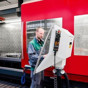 Auf der Hedelius T7 4500 werden Einzelteile und Kleinserien wirtschaftlich im Pendelbetrieb gefertigt.